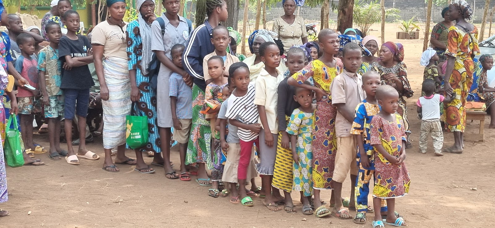 Comunidade local reunida durante a missão em Benin