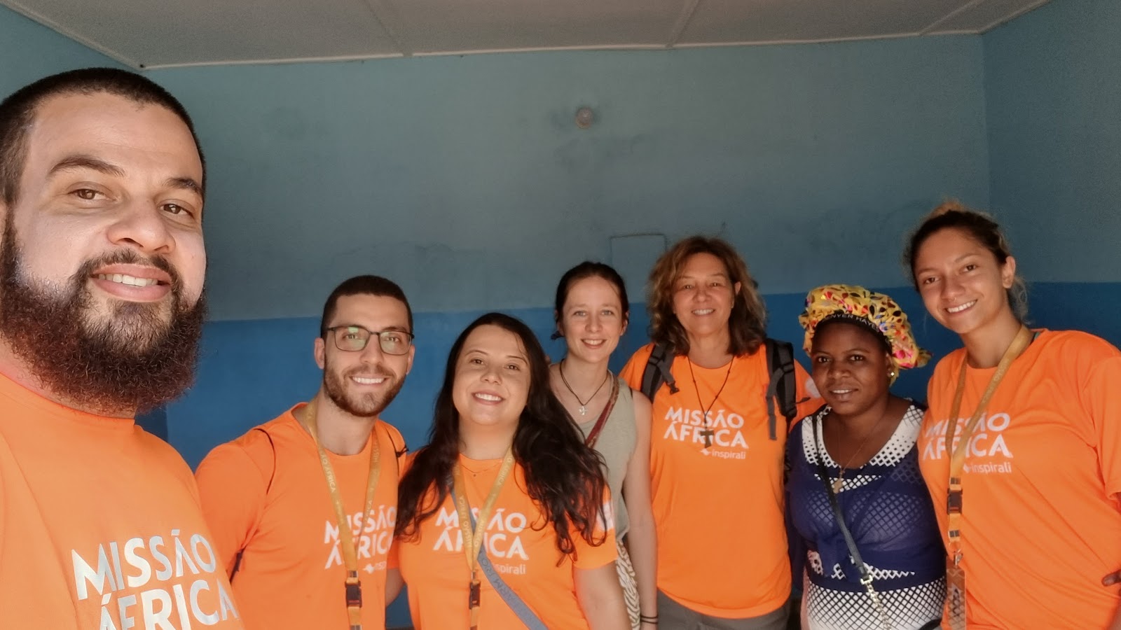 Equipe da missão com parceira local em Benin