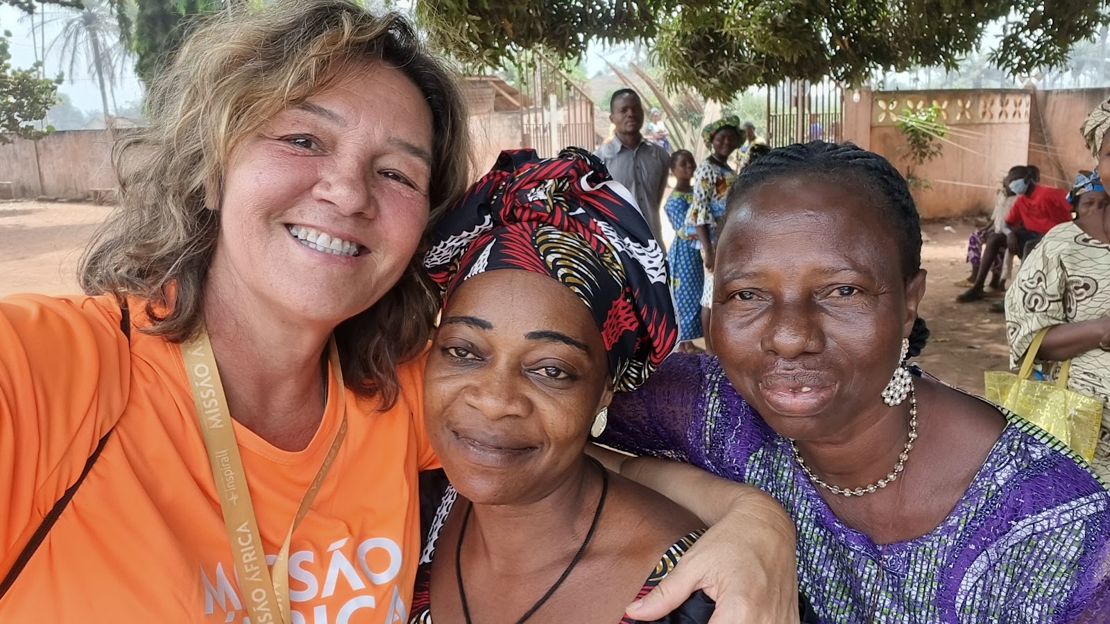 Wilma Bolsoni com mulheres da comunidade em Benin