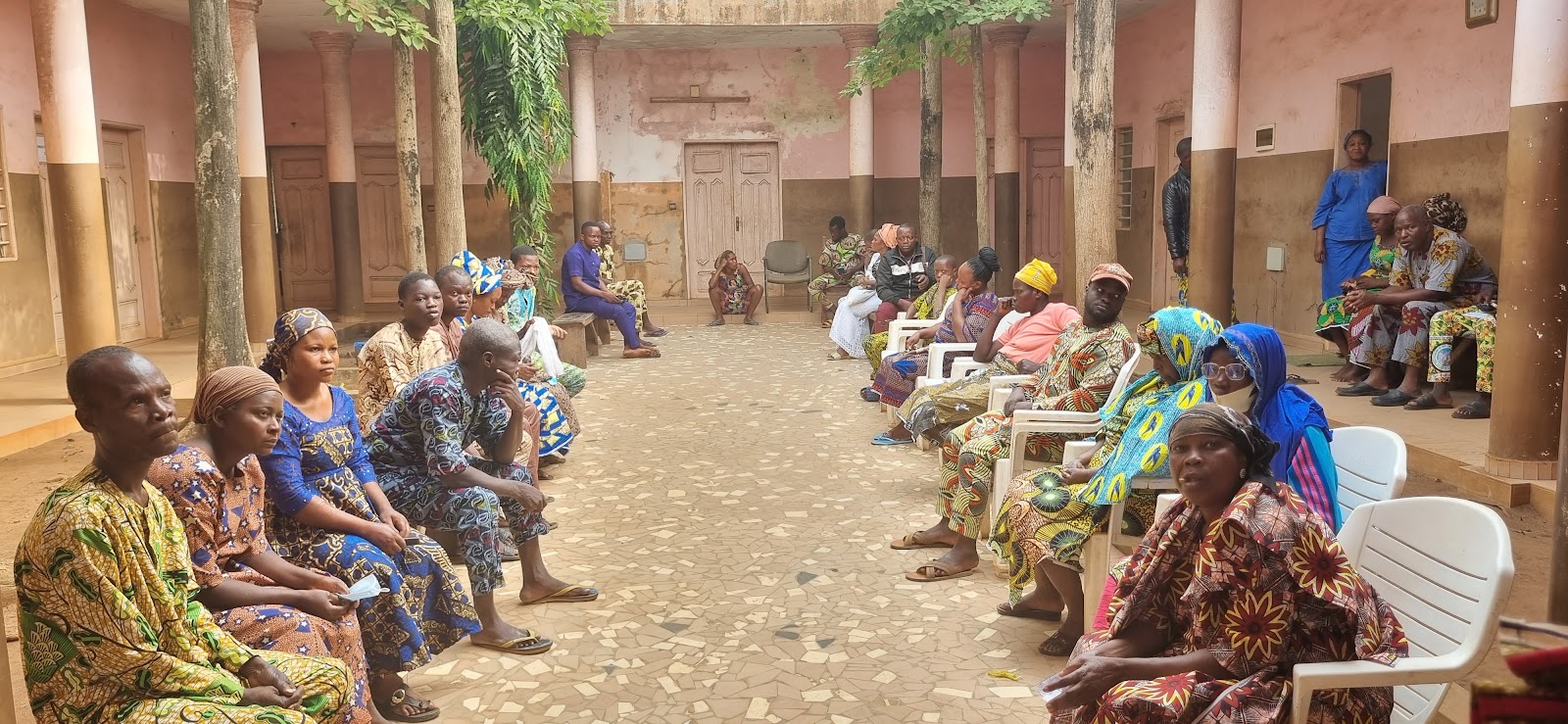 Pessoas reunidas em espaço coletivo de atendimento em Benin