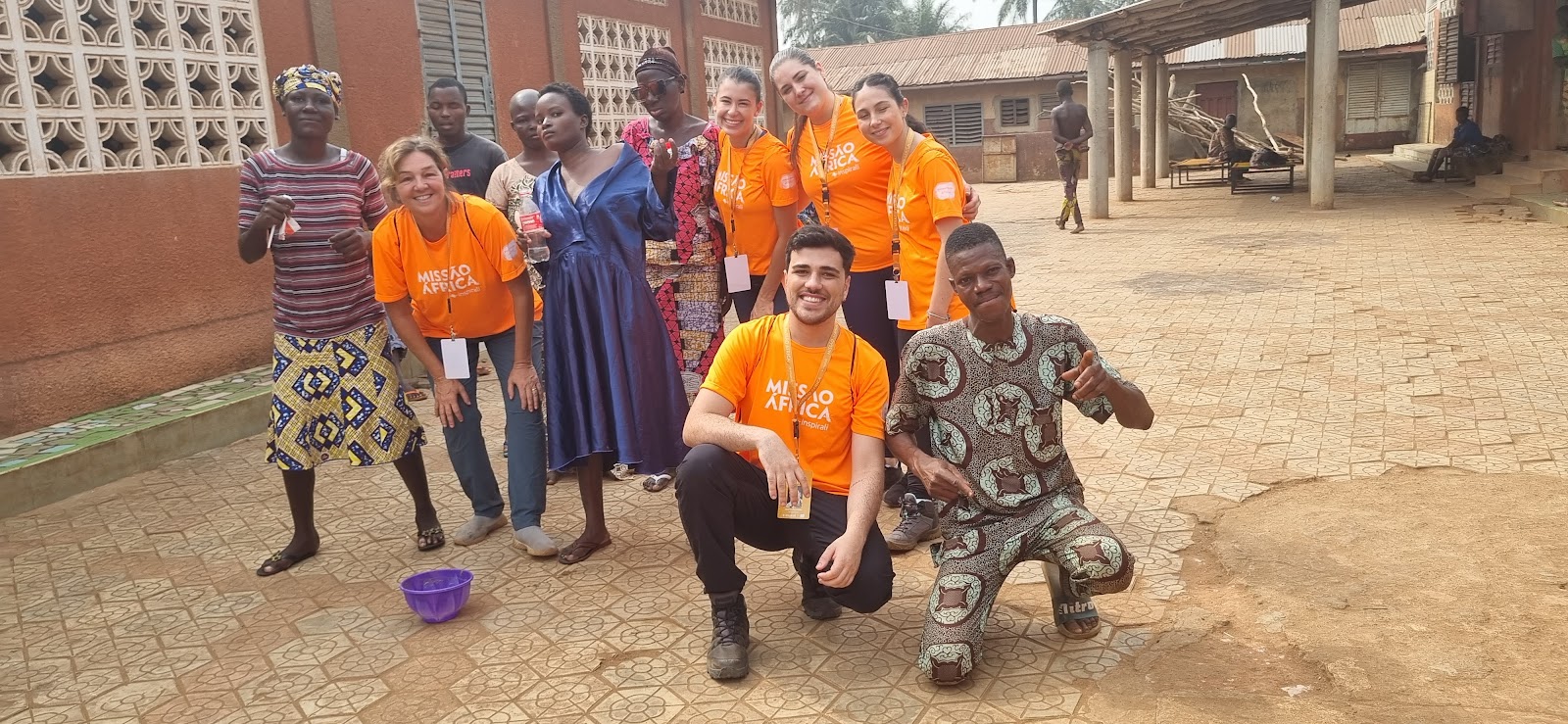 Equipe em Benin com pessoas da comunidade local