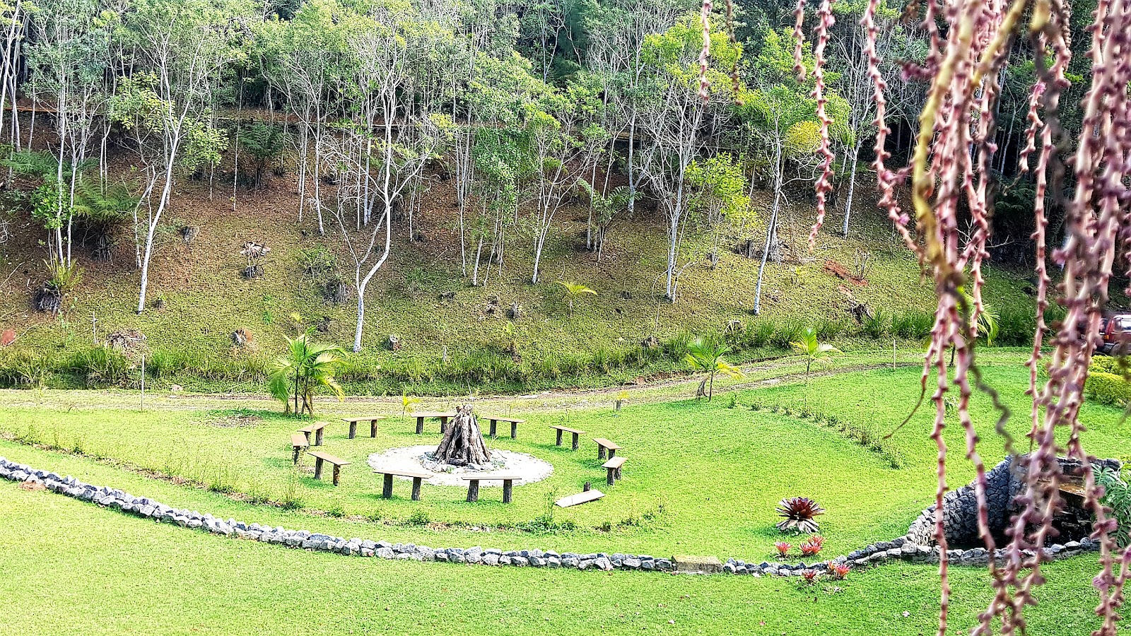 Área externa do Espaço Dois Leões com círculo ao ar livre