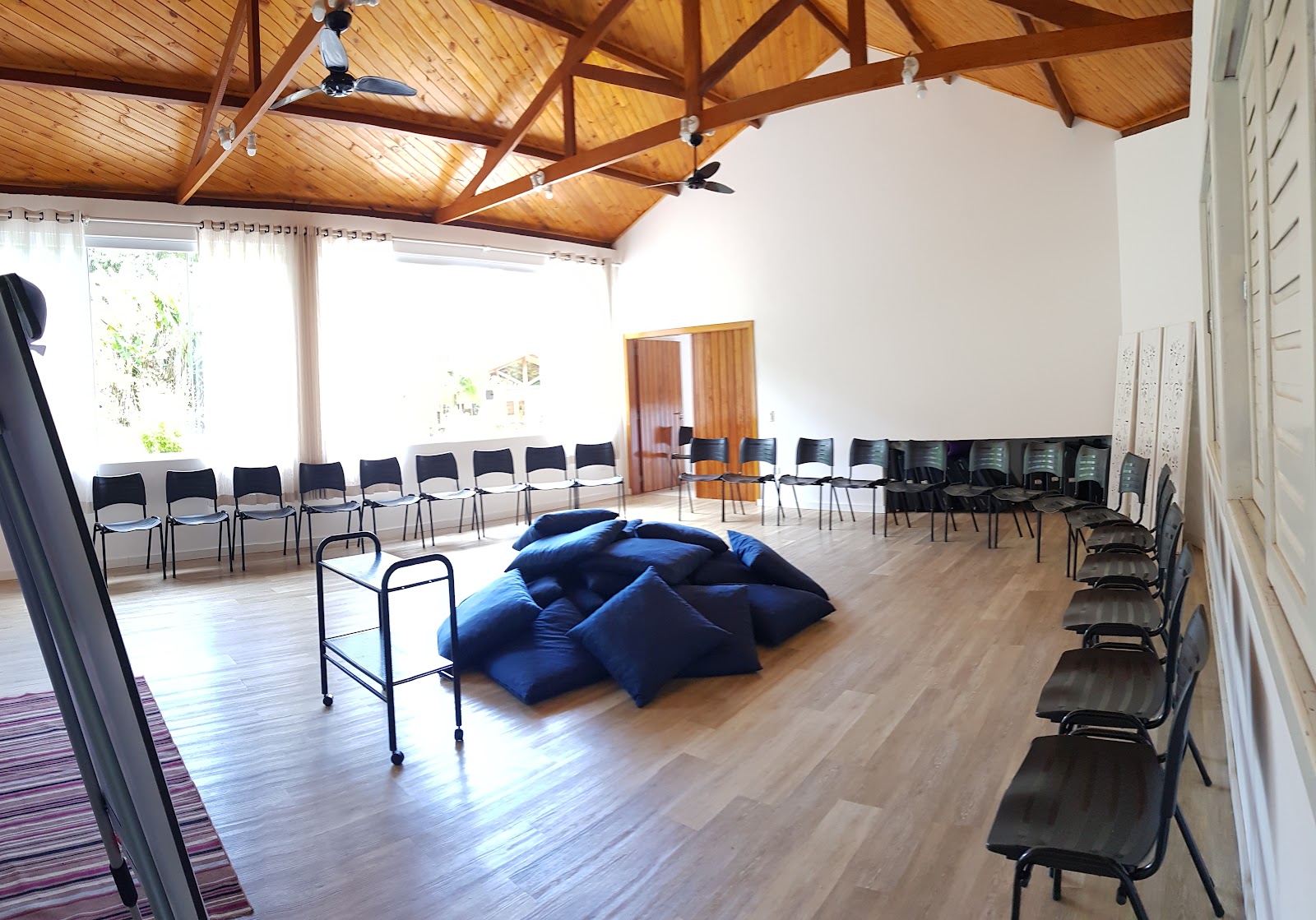 Sala preparada para encontros e imersões no Espaço Dois Leões